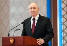 Путін намагається оживити економіку всупереч санкціям Президент Володимир Путін під час виступу на економічному форумі в Санкт-Петербурзі 2026 року.