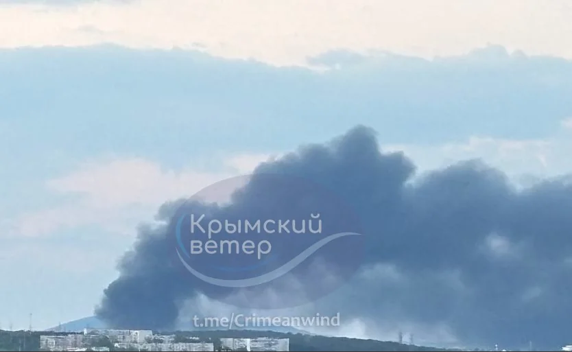 Вибухи в Криму: густий чорний дим над Севастополем після атак на енергетичну інфраструктуру. Вибухи в Криму: густий чорний дим над Севастополем після атак на енергетичну інфраструктуру.