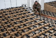 Український військовий перевіряє партію FPV-дронів, підготовлених для використання на фронті.