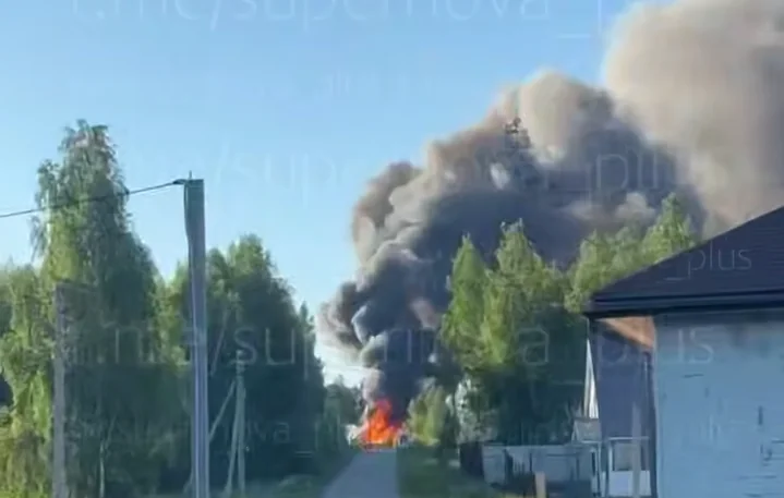 Атака безпілотників в Оренбурзі: пожежа на промисловому об'єкті. Атака безпілотників в Оренбурзі: пожежа на промисловому об'єкті.