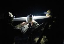 Мобільні технології перехоплення дронів змінюють хід війни в Україні Українські військові готують дрон-перехоплювач із елементами штучного інтелекту для протидії російським безпілотникам на мобільній базі поблизу Києва.