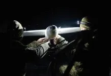 Мобільні технології перехоплення дронів змінюють хід війни в Україні Українські військові готують дрон-перехоплювач із елементами штучного інтелекту для протидії російським безпілотникам на мобільній базі поблизу Києва.