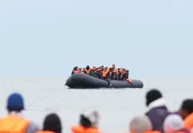 Франція може відмовитися від угоди з Великою Британією щодо мігрантів Французький берег Ла-Маншу з малими човнами мігрантів.
