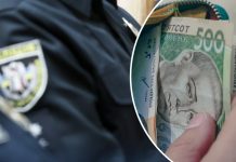 Поліцейські під час патрулювання в місті на тлі урядової будівлі.