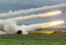 Тайванські військові під час запуску ракетної системи HIMARS на заході острова у навчаннях проти китайського вторгнення.