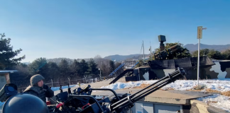 Оператор дронів Південної Кореї з безпілотником на фоні військових навчань.