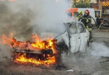 Атака російського БпЛА в Сумах: загорілий автомобіль на стоянці.