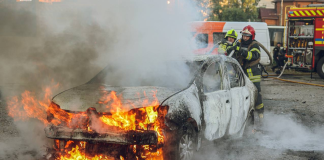 Атака російського БпЛА в Сумах: загорілий автомобіль на стоянці.