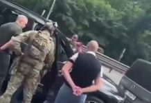 Правоохоронці ДБР проводять обшук в автомобілі екскерівника військкомату Борисова під Києвом.