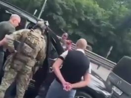 ДБР взялося за Борисова: авто ексвійськкома зупинили на виїзді зі столиці Правоохоронці ДБР проводять обшук в автомобілі екскерівника військкомату Борисова під Києвом.