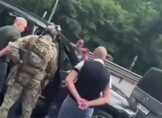 Правоохоронці ДБР проводять обшук в автомобілі екскерівника військкомату Борисова під Києвом.