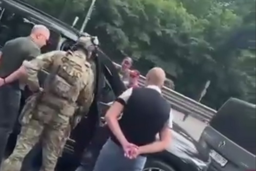 Screenshot_1 Правоохоронці ДБР проводять обшук в автомобілі екскерівника військкомату Борисова під Києвом.