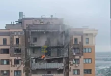 Дрони атакували Москву: удар по НПЗ і колапс в аеропортах Пожежа та дим над багатоповерхівкою в Москві після влучання безпілотника
