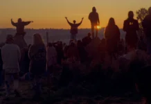 Glastonbury the Movie повернувся в кіно в 4K до свого 30-річчя Кадр із документального фільму Glastonbury the Movie із глядачами на світанку фестивалю Glastonbury 1993 року