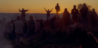 Кадр із документального фільму Glastonbury the Movie із глядачами на світанку фестивалю Glastonbury 1993 року