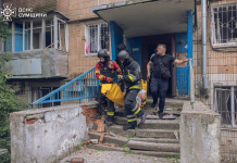 Руйнування житлового будинку в Сумах після російської атаки