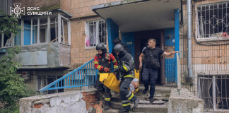 Руйнування житлового будинку в Сумах після російської атаки