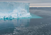Відсутність морського льоду в морі Беллінсгаузена на заході Антарктичного півострова на супутниковому знімку.