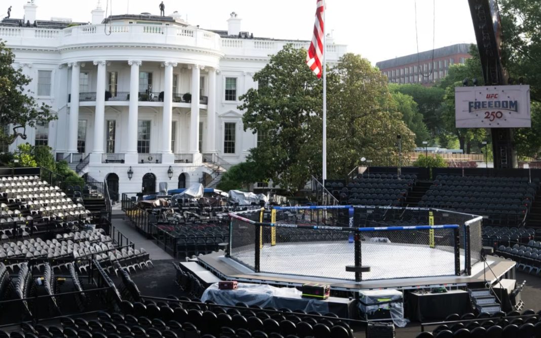 Screenshot_1 Октагон UFC на Південному газоні Білого дому під час підготовки до бою.