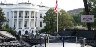 Трамп готує масштабний бій UFC на газоні Білого дому до свого 80-річчя Октагон UFC на Південному газоні Білого дому під час підготовки до бою.