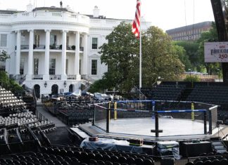 Трамп готує масштабний бій UFC на газоні Білого дому до свого 80-річчя Октагон UFC на Південному газоні Білого дому під час підготовки до бою.