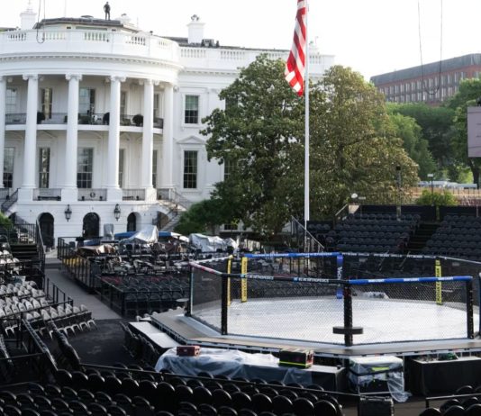 Трамп готує масштабний бій UFC на газоні Білого дому до свого 80-річчя Октагон UFC на Південному газоні Білого дому під час підготовки до бою.