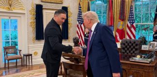 Олександр Усик провів офіційну зустріч із Дональдом Трампом у Білому домі Олександр Усик і Дональд Трамп тиснуть руки в Овальному кабінеті Білого дому у Вашингтоні.