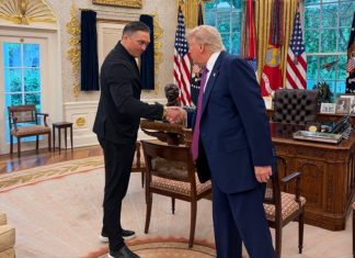 Олександр Усик провів офіційну зустріч із Дональдом Трампом у Білому домі Олександр Усик і Дональд Трамп тиснуть руки в Овальному кабінеті Білого дому у Вашингтоні.