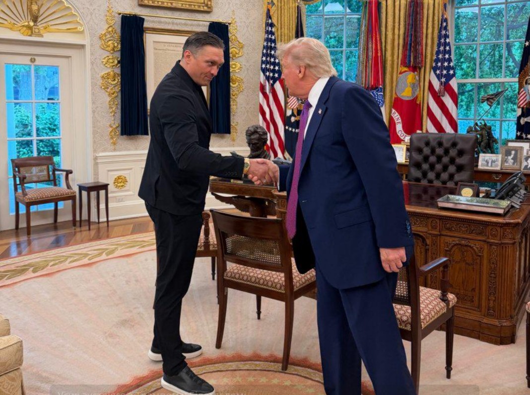 Screenshot_1 Олександр Усик і Дональд Трамп тиснуть руки в Овальному кабінеті Білого дому у Вашингтоні.