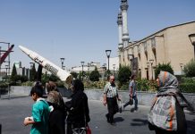 США та Іран погодили мирну угоду: Ормузьку протоку відкриють Люди проходять повз символічний макет іранської ракети на одній із вулиць Тегерана, Іран, 11 червня 2026 року.