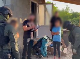 Прокуратура Закарпаття викрила матір, яка транслювала порно з неповнолітньою Правоохоронці вилучають докази під час обшуку у справі про трансляції порнографії з неповнолітньою на Закарпатті.