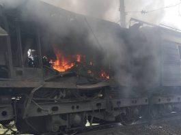 Росія атакувала електровоз у Запоріжжі: локомотив охопило полум’я Пошкоджений електровоз у Запорізькій області після атаки російського безпілотника.