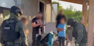 Правоохоронці вилучають докази під час обшуку у справі про трансляції порнографії з неповнолітньою на Закарпатті.