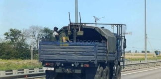 Окупанти в Криму охороняють бензовози від атак українських дронів Окупанти охороняють бензовози в Криму від атак українських дронів.