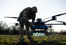 Українські військові безпілотники під час операції на фронті проти Росії.