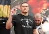 Олександр Усик на рингу під час бою з чемпіонськими поясами.