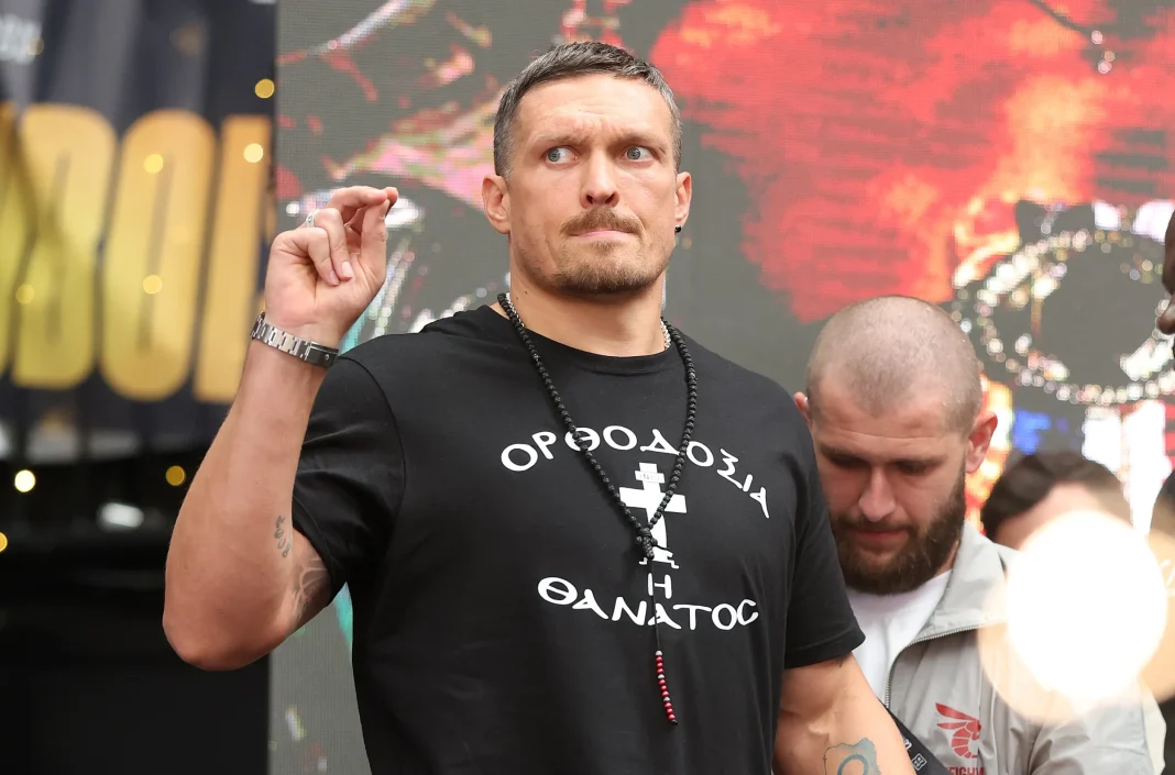 Олександр Усик на рингу під час бою з чемпіонськими поясами.