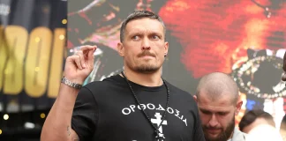 Олександр Усик на рингу під час бою з чемпіонськими поясами.