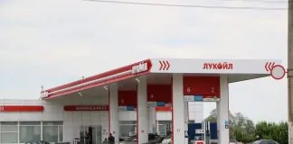 Паливна криза охопила вже половину Росії Автозаправна станція російської мережі «Лукойл», яка працює в умовах дефіциту бензину та посилення паливної кризи в регіонах РФ.