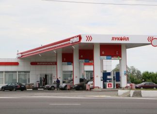 Паливна криза охопила вже половину Росії Автозаправна станція російської мережі «Лукойл», яка працює в умовах дефіциту бензину та посилення паливної кризи в регіонах РФ.