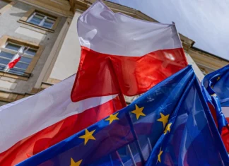 Прапори польщі та ЄС