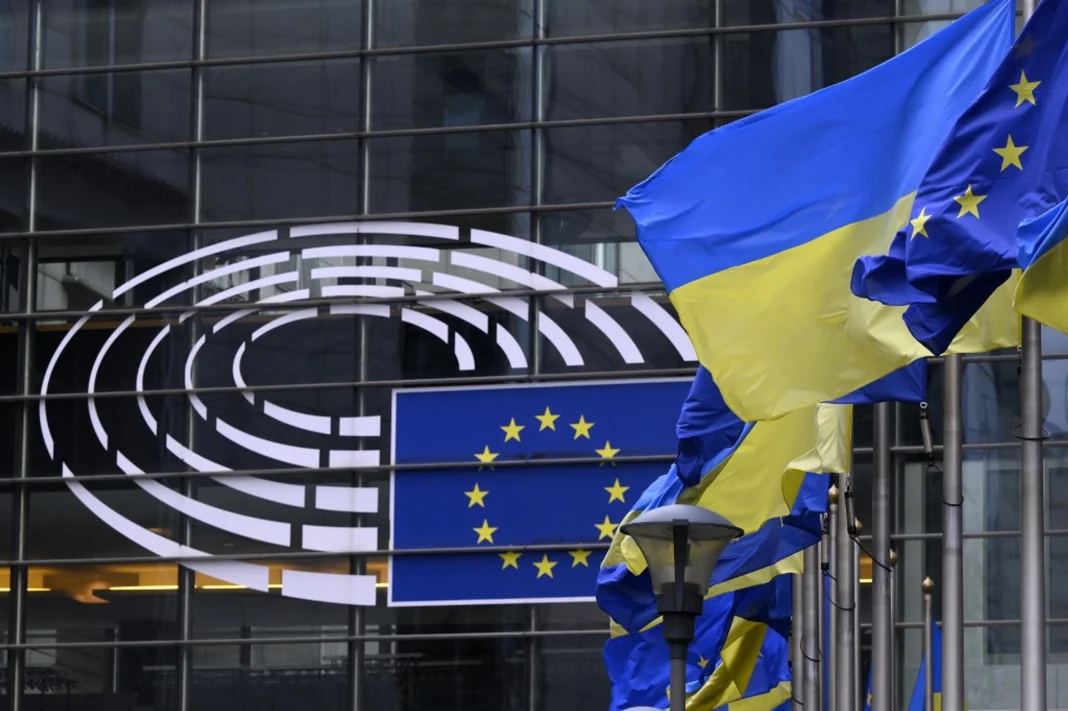 Прапори ЄС та України