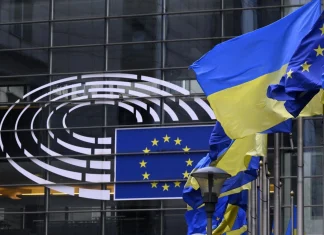 Прапори ЄС та України