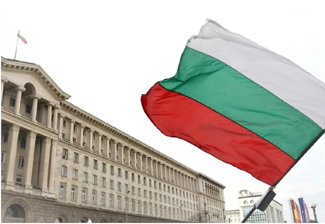 bolgariya Прапор Болгарії на тлі парламенту