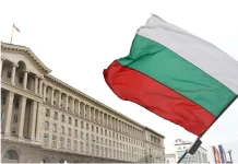 Болгарія тисне через питання меншини: експерти побачили угорський сценарій Прапор Болгарії на тлі парламенту