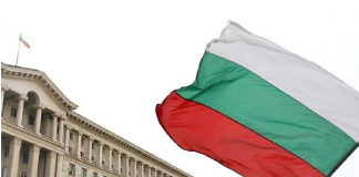 Болгарія тисне через питання меншини: експерти побачили угорський сценарій Прапор Болгарії на тлі парламенту