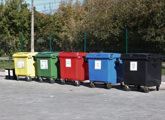 В Україні різко підвищать штрафи за сміття: покарання зросте у десятки разів Сміттєві баки на вулиці