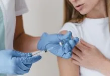 Дослідники працюють над AI-вакциною, яка забезпечує захист від різних вірусів.