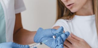 Дослідники працюють над AI-вакциною, яка забезпечує захист від різних вірусів.