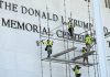 Суд зобов’язав прибрати ім’я Трампа з фасаду Кеннеді-центру у Вашингтоні Риштування на фасаді Кеннеді-центру у Вашингтоні під час демонтажу імені Трампа.